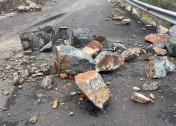 Shembet masivi i gurëve në Shkopet, bllokohet rruga nacionale Burrel-Skuraj