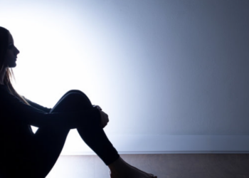 “Në shkollat 9-vjeçare konsumohet hashash dhe alkol”, psikologët ngrenë alarmin: Adoleshentët, probleme me shëndetin mendor