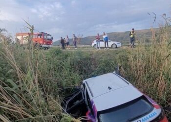 Lushnje: Shoferja nuk mori dot kthesën, makina përfundon në kanal