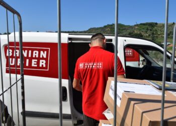 ‘Zhduken’ mijëra pako në Shqipëri, posta Albanian Courier zhvishet nga përgjegjësia: E kanë fajin…