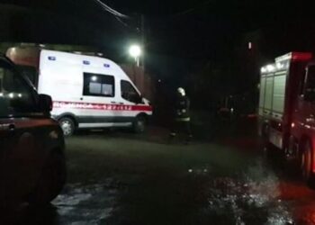 Makina përplas motorin në Fier, plagosen dy bashkëshortët