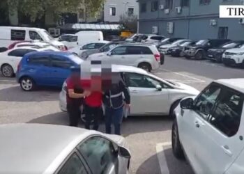 Morën mijëra euro duke mashtruar klientët, arrestohen 2 punonjës të një agjencie turistike! Si funksiononte skema