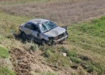 Makina del nga rruga në aksin Levan-Tepelenë, dy persona të lënduar