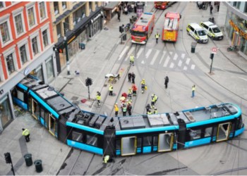 FOTO/ Tramvaji del nga shinat dhe hyn brenda një dyqani, plagosen katër persona