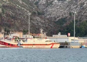 Gjykata urdhëroi kthimin në Itali, mbërrin në Shëngjin anija për transferimin e emigrantëve