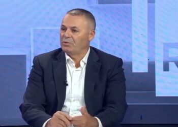 “Në Amerikë lejohet të merren edhe armët kundër qeverisë”, Dogjani: Ajo që ndodhi me karriget ishte simbolike, por… Paralajmërimi për 7 tetorin!