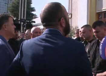 “Pse më sheh shtrembër?”, Bardhi përplaset me gardistin: Kjo është fytyra e shtetit demokratik!