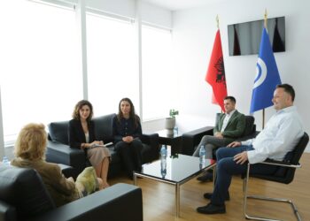 PD flet në emër të diplomates britanike pas takimin në selinë blu, zbardh diskutimet për qeverinë teknike dhe…