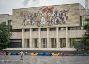 Tirana rrëmben vëmendjen e blogut italian “beBorghi”: Një qytet plot jetë dhe energji