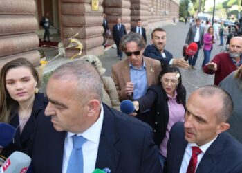“Ke vrarë dhe vjen këtu e na bën karshillëk”, qytetari godet me vezë dhe kos Belerin, habit Bardhi: E orkestroi Rama!