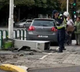 Aksident te “Rruga e Elbasanit”, “Golfi” humb kontrollin dhe hipën në trotuar, shpëtojnë mrekullisht kalimtarët