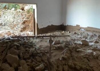 “Nuk futem dot në shtëpi…”, gurët dhe balta shkaktojnë dëme në dy banesa në Vlorë