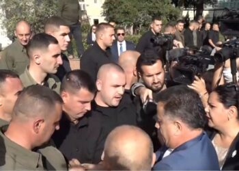 “Hape rrugën o legen”, deputetët e PD nisin ‘avazin’ para Parlamentit, Noka shtyn gardistët dhe tenton të heqë gardhin metalik