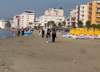 Temperaturat e larta, zgjatet sezoni turistik në Durrës