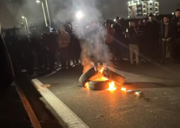 “Ndizet” mosbindja civile/ Protestuesit i vënë flakën gomave në rrethrrotullimin e Shkozetit