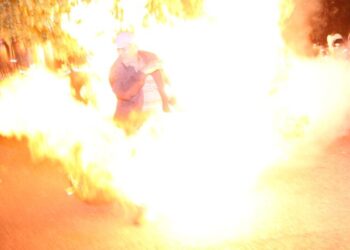 Video tronditëse, ja si është djegur protestuesi nga molotovët e hedhur në protestë