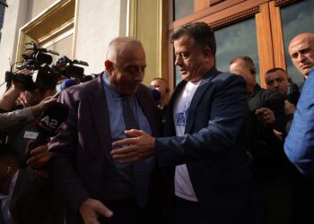 “Nuk ka bir k*rve të më ndalojë”- Deputeti i PS përplaset me Nokën: O i vdekur o i gjallë futem në Parlament!