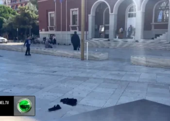 I vuri flakën vetes para bashkisë Durrës, 59-vjeçarja jeton në kushte të vështira, qendra ku strehohej u mbyll