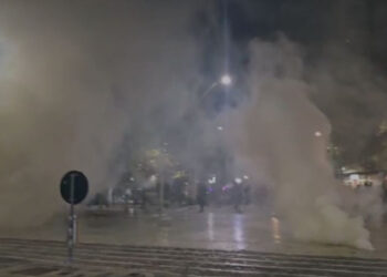 Dogjën PS me molotov, protestuesit e opozitës zhvendosen drejt godinës së Parlamentit, hidhet gaz lotsjellës