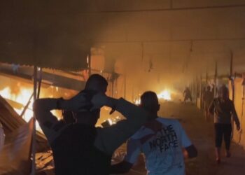Izraeli sulmon kampin në Gaza, dhjetëra fëmijë të vrarë, trondisin dëshmitarët: Flakët përpinin…