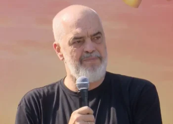 “Mos ma ndërprit më fjalën”, Rama pensionistit në Durrës: Me të keq me mua nuk fiton dot…