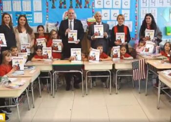 Ministri Hasani viziton shkollën shqiptare në New York, shpërndan 300 abetare për nxënësit