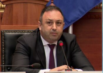 Anija me mbetje të rrezikshme në Durrës, ministri Hoxha: Nuk janë kuti kartoni që t’i fshehim