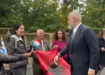 VIDEO / Shqiptarët e Luksemburgut presin Ramën me flamuj jashtë godinës së BE, Kryeministri: Krenar…