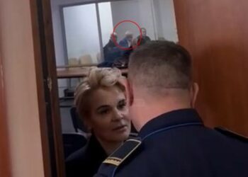 VIDEO nga brenda gjykatës: Meta në kafazin e qelqtë, Kryemadhi flet me policin