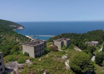 Sazani dhe Karaburuni u vizituan nga 55 mijë turistë, në 5 muaj janë realizuar 879 udhëtime me anije