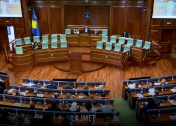 “Spiunë, kriminelë, hajna…”, politika në Kosovë ashpërson gjuhën, rritet rreziku për dhunë