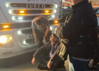 “Fike, mos harxho kot naftë”/ Protesta në aksin Lezhë-Tiranë, qytetarët ulen këmbëkryq para kamionit