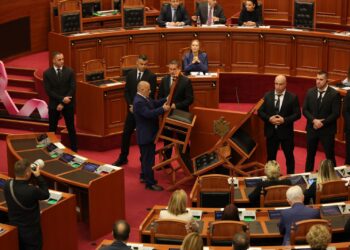 EMRAT/ Protesta e dhunshme në Kuvend, policia çon në SPAK deputetët e opozitës
