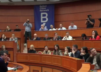 Mblidhet Këshilli Bashkiak i Tiranës/ Opozita nuk e lejon të flasë, Veliaj: Ne punojmë, ju shkatërroni!