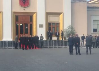 Sot Kuvendi, policia rrethon me hekura sallën e seancave plenare, Bardhi shqetësohet për ‘fatin’ e mosbindjes