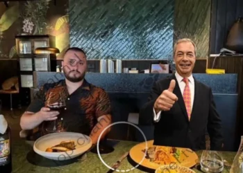 “Skifteri” nga Lezha zbret nga Ferrari dhe “darkon” me politikanin anglez Nigel Farage