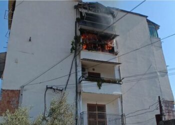 Bie zjarr në një apartament në Elbasan, shkak dyshohet rrjedhja e gazit