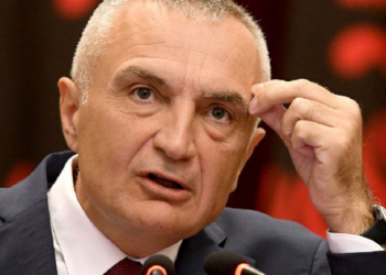 U “çmend” ish-presidenti? Karamuço tregon detaje nga arrestimi i Metës: Shante, bërtiste, gjuante me shqelm derën dhe efektivët
