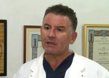 Qëndrimi ulur, shtrembër dhe ngritja e peshave/ Edhe të rinjtë vuajnë nga hernia diskale, mjeku: Ja si mund ta parandalojmë