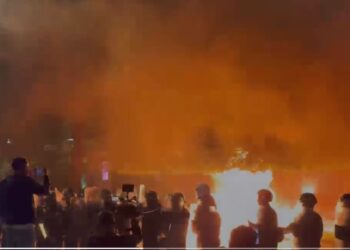 Protestuesit tentojnë të çajnë kordonin e policisë, por nuk ia dalin, “shpërdorojnë” molotovët