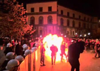 VIDEO/ “Digje ambulancën”! E rëndë, nuk përmbahen protestuesit, sulmojnë edhe makinën e ambulancës