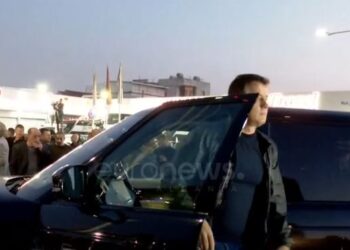 FOTOLAJM/ Mosbindja civile përdor makinat luksoze kundër “qeverisë së korruptuar”, Flamur Noka krekoset me “Range Rover”