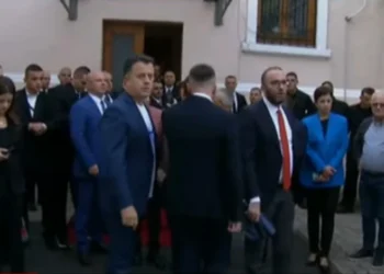 Deputetët e Berishës bllokojnë hyrjet e Parlamentit, dhunojnë kolegët socialistë dhe i pengojnë të futen në sallë