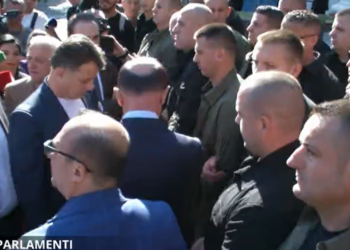 LIVE! Kuvendi u jep mandatet Manos dhe Mekës, deputetët e Berishës nisin ‘avazin’ brenda dhe jashtë sallës