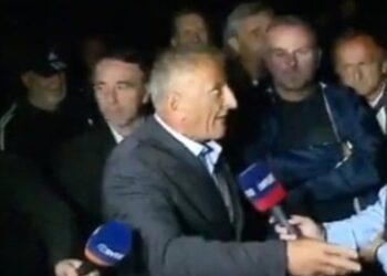 VIDEOLAJM / “Rroftë Edi Rama!”, protestuesi pro-Berishës bëhet lëmsh gjatë fjalimit epik