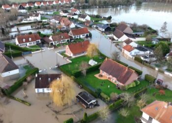 Përmbytjet në Francë dhe Itali, reshjet masive bllokojnë transportin në disa qytete
