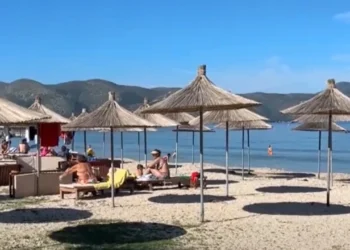 Plazh në tetor! Turistët shijojnë ditët me diell në Vlorë, shumica janë nga Polonia dhe Hungaria