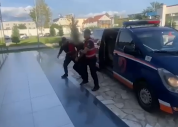 Mbanin me forcë minorenin afgan për punë, arrestohet i riu dhe shpallet në kërkim i vëllai