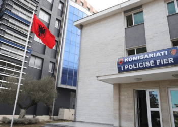 Përndiqte dhe kërcënonte 31-vjeçaren, vihet në pranga i riu nga Laçi