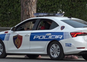 EMRI/ Theu masën e arrestit në shtëpi, vihet në pranga 42-vjeçari! Ja për çfarë akuzohet